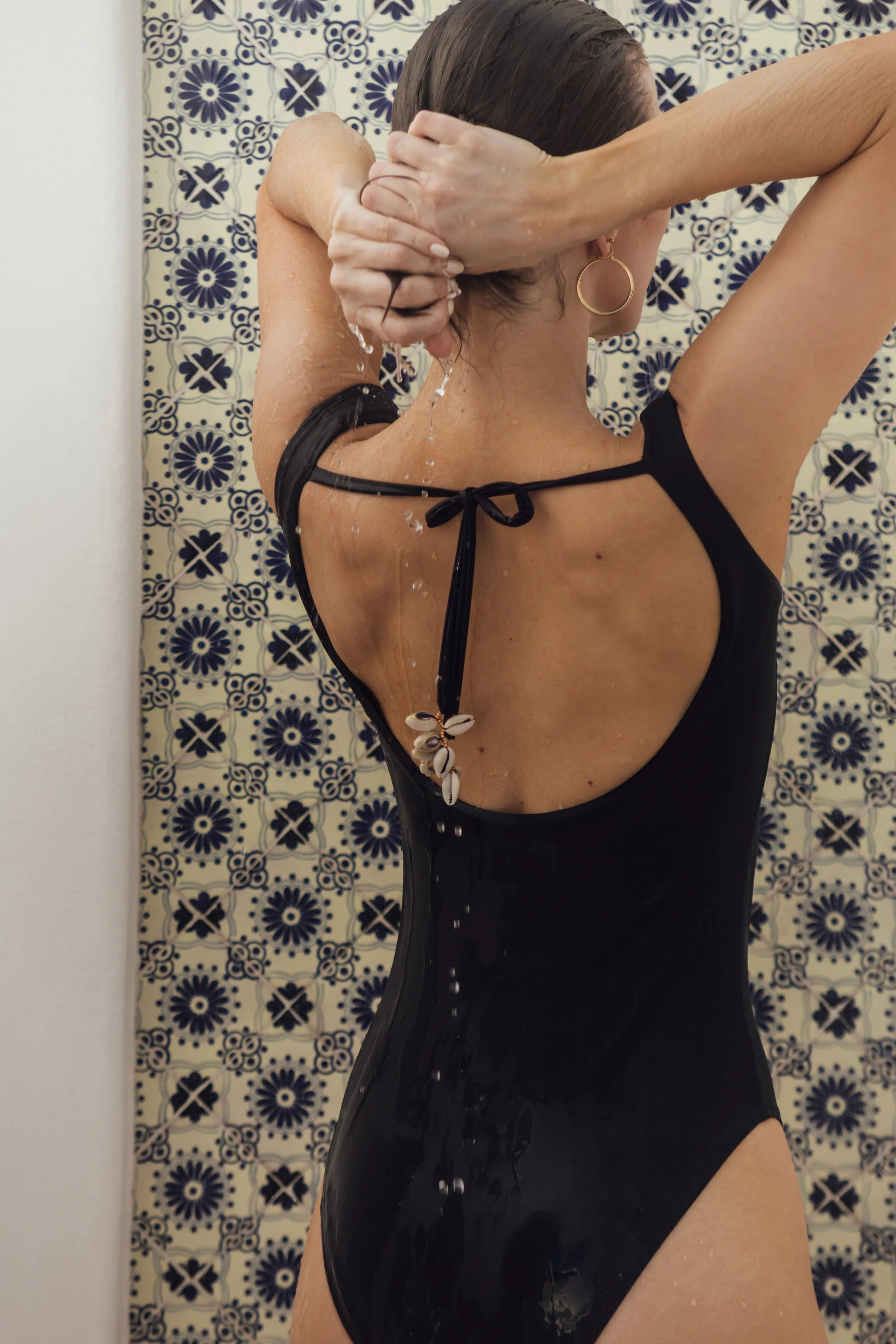 LEA | BLACK